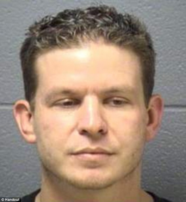 Infractor cuprins de spiritul sarbatorilor. Ce a facut dupa ce a intrat cu forta intr-o locuinta