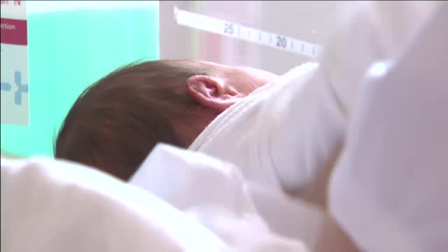 Un prunc de doua luni a ajuns la spital cu comotie cerebrala si coaste rupte. Versiunea parintilor