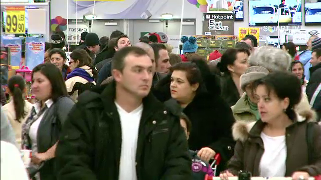 Romanii isi aleg cu greu un cadou de Craciun. Hipermarketurile sunt pline de clienti nehotarati