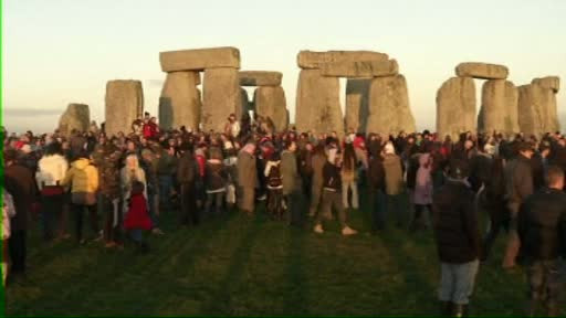 De "sfarsitul lumii", 5.000 de oameni au sarbatorit Solstitiul de Iarna la Stonehenge