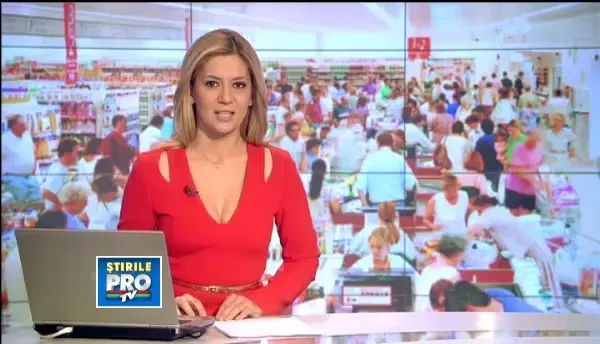 Romanii isi aleg cu greu un cadou de Craciun. Hipermarketurile sunt pline de clienti nehotarati