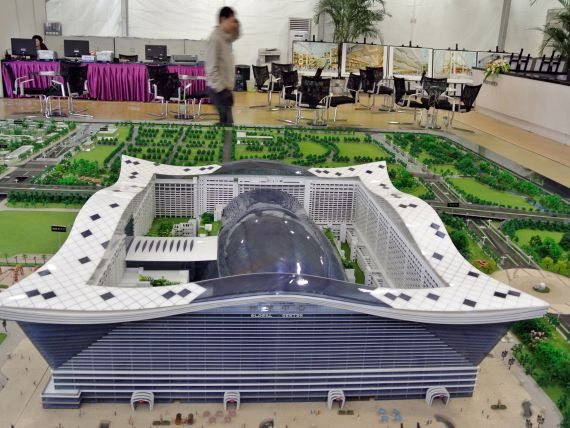 Nou record made in China: cea mai mare cladire din lume si plaja cu soare 24 de ore din 24