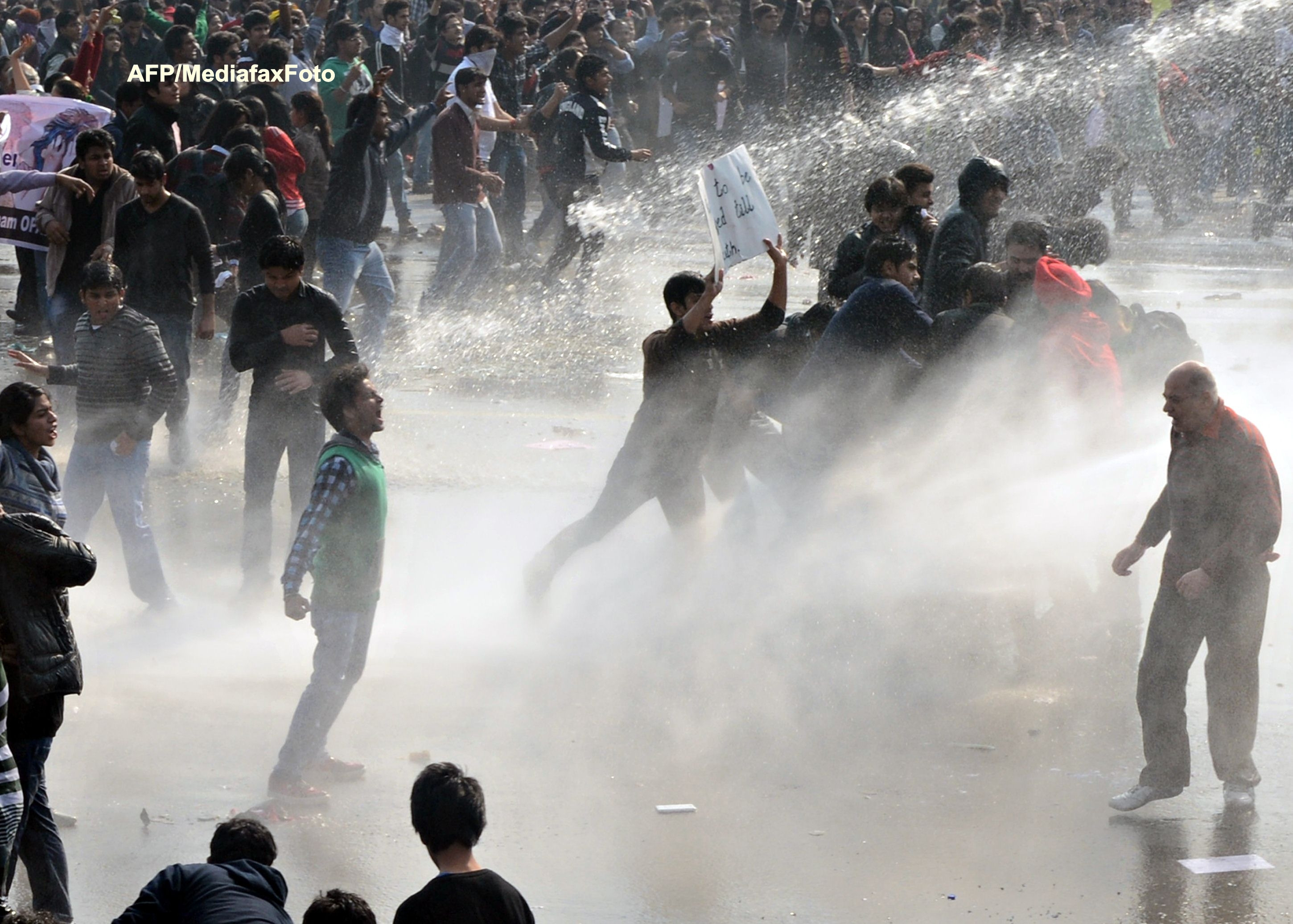 Protestele din India au scapat de sub control. Fortele de ordine au ucis un jurnalist