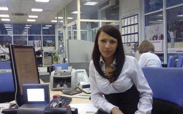 Ce facea DUPA PROGRAM aceasta tanara. Clientii, REVOLTATI: "Noi am pus mana pe aceiasi bani cu ea"