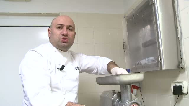 Chef Scarlatescu va arata cum sa treceti "proba de foc" a sarbatorilor: prepararea carnatilor