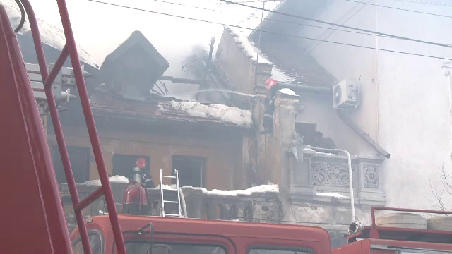 Fosta vila a lui Mihail Sadoveanu, distrusa de flacari. De cativa ani era ocupata de oamenii strazii