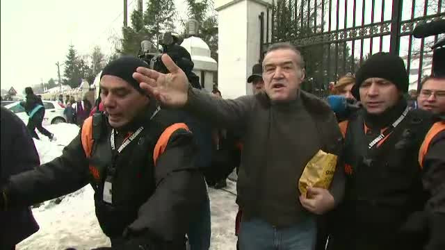 Gigi Becali, la un pas sa fie linsat de "colindatori". Sute de oameni s-au imbulzit pentru 50 de lei