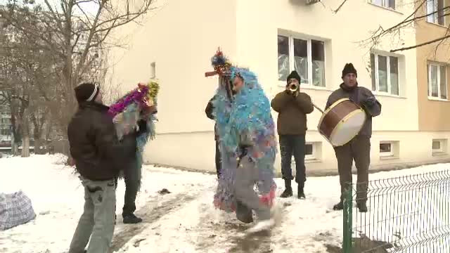 Povestile oamenilor care au facut din traditia colindului o afacere. Cat castiga in aceste zile