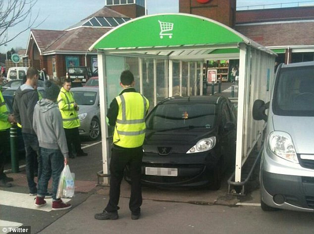Cum si-a parcat acest barbat masina la hipermarket, dupa ce nu a mai gasit locuri libere