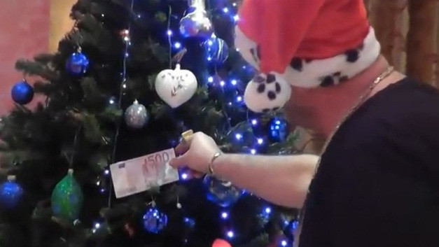 Bancnote in loc de globuri. Cum s-au pregatit Nelson Mondialu si Taranu' cu Maserati pentru Craciun