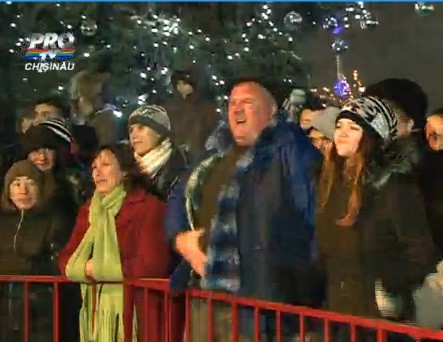 Il intrece si pe Michael Jackson. Vezi cum imita miscarile cantaretului un barbat din Chisinau