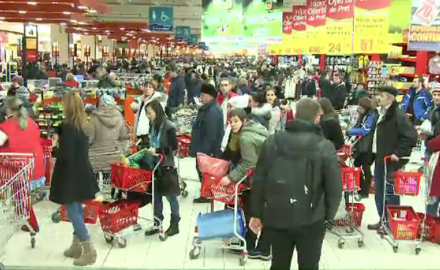 Hipermarketurile, pline si in a doua zi de Craciun. Clientii recunosc:"Am venit pentru divertisment"