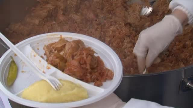 1.000 de oameni s-au imbulzit la sarmale gratis, la Pitesti: "Am si acasa, dar sunt mai bune astea"