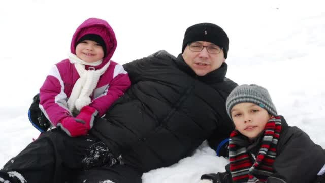 Politicienii, activi pe internet, de sarbatori. Chiar si Adrian Nastase a postat un mesaj festiv