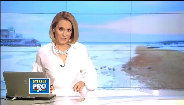 Profitand de vremea buna, oamenii s-au plimbat pe malul Marii. Un sofer a ramas cu masina in nisip