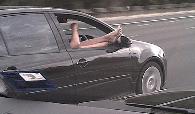 "Nu mi-a venit sa cred ce vad" Un sofer, prins in timp ce conducea cu picioarele pe geam