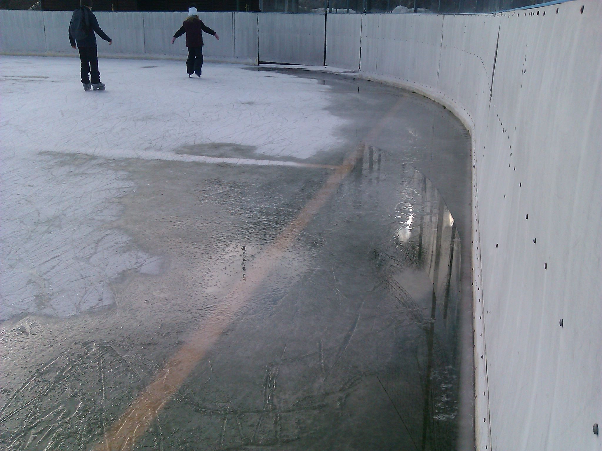 Balti pe patinoarul de un milion de euro al aradenilor. Explicatia oficiala: a fost soare