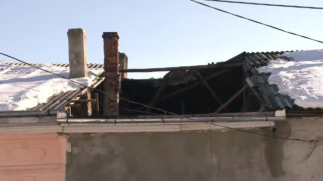 Trei familii nevoiase nu mai au unde locui. Acoperisul casei lor s-a prabusit din cauza zapezii