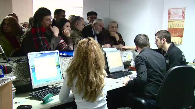 Aglomeratie la Permise Auto. Ca sa nu treaca pe la doctor, soferii se grabesc sa-si schimbe carnetul