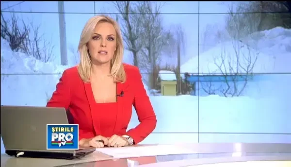 Trei familii nevoiase nu mai au unde locui. Acoperisul casei lor s-a prabusit din cauza zapezii