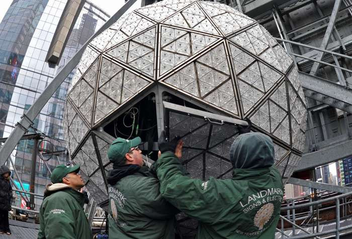 Revelion 2013 in New York. Globul cu 2688 de triunghiuri de cristal a fost finalizat