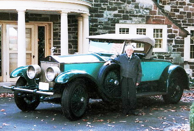 Povestea de dragoste ireala dintre un om si o masina. I-a lasat 1 mil. dolari cand a murit