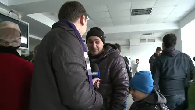 Cozi mari la birourile de inmatriculari. Soferii au venit si cu copiii, "sa-i invete cu suferinta"