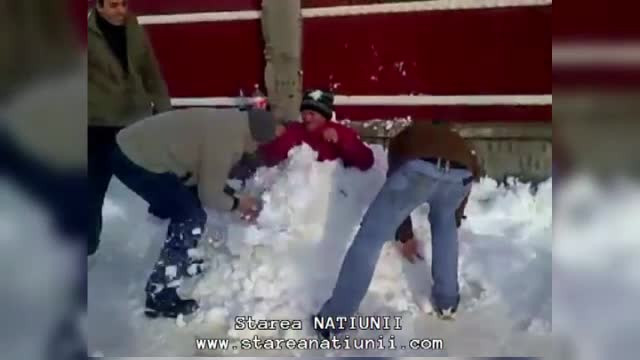 Distractia unor tineri, care voiau sa transforme in om de zapada un barbat beat, in atentia politiei