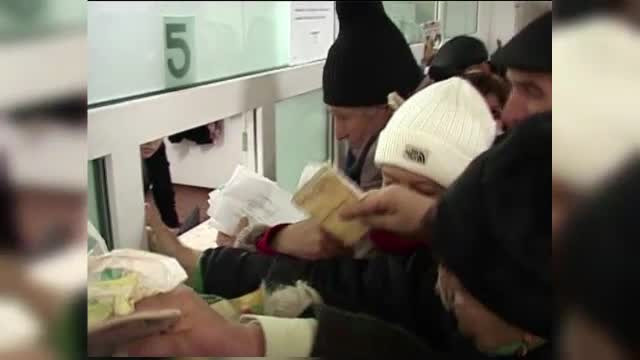 Umilinta si nervi. Zeci de batrani s-au calcat in picioare pentru un ajutor de 30 de lei