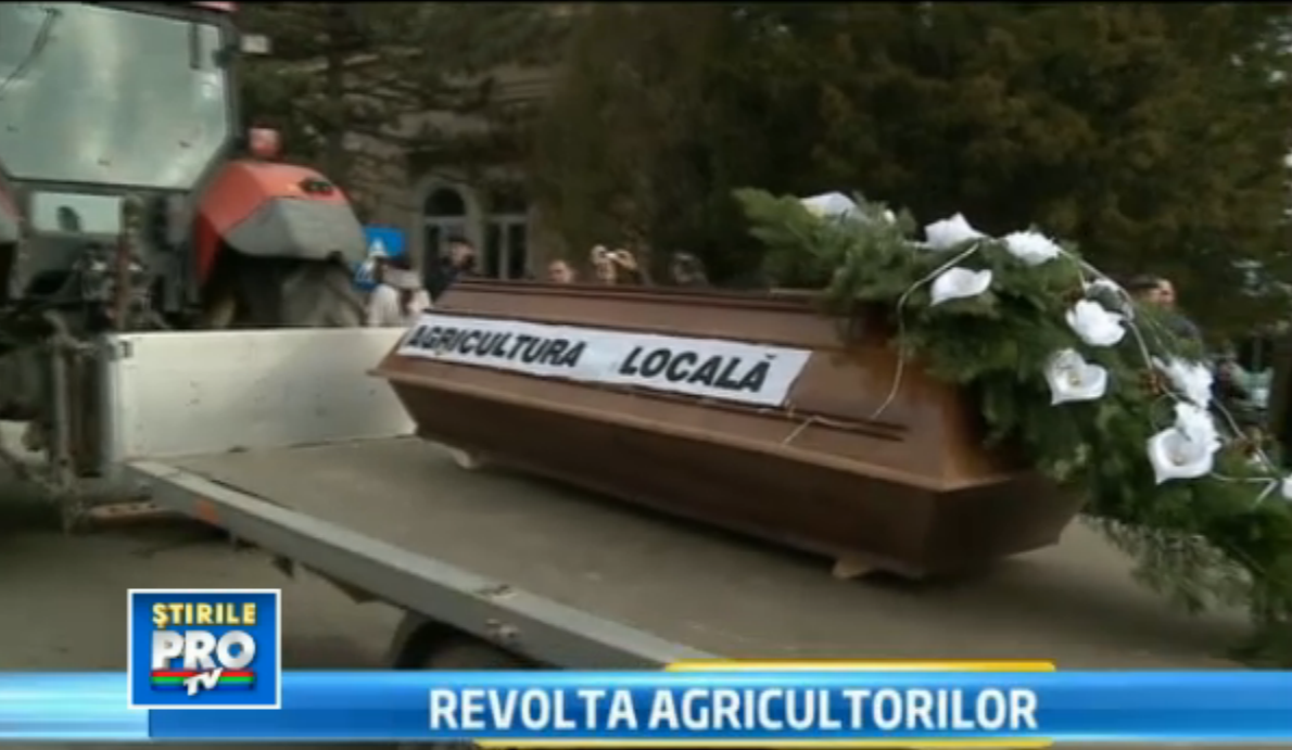 Agricultura locala, "in sicriu", la Nadlac. Motivul pentru care fermierii au iesit in strada