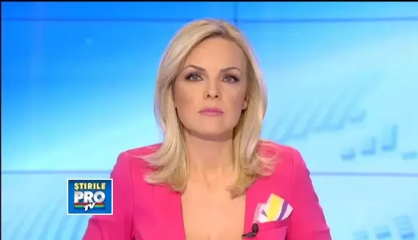 Zeci de oameni s-au chinuit sa salveze un catelus care ramasese intepenit intr-o gaura de scurgere