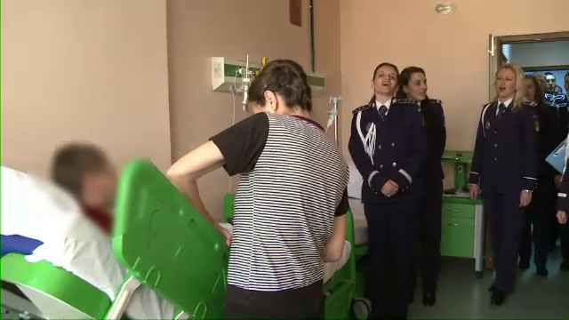 Colind cu lacrimi in ochi. Politistul ranit in exploziile de la Sighet a fost vizitat de colegi