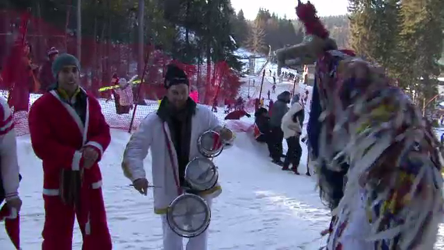 Colindatorii alungati de criza din orase ii urmeaza pe oamenii cu dare de mana la munte