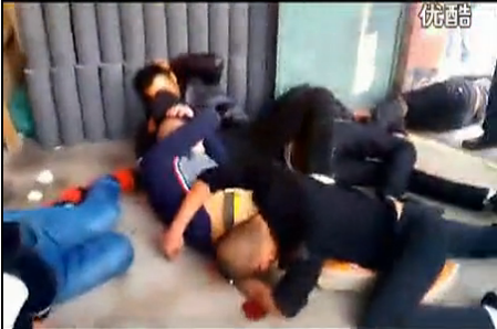 VIDEO. Ce se intampla cand mai multi oameni incearca sa evacueze fortat un maestru kung-fu