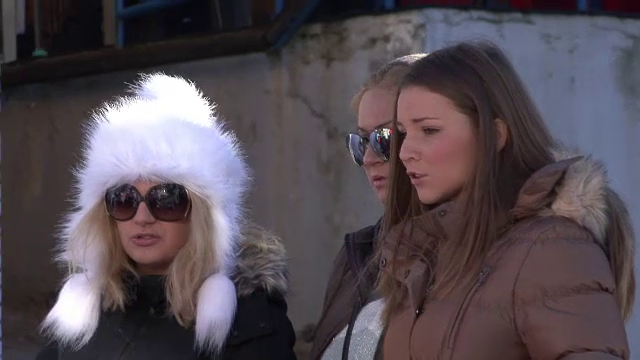 Tinerele care isi insotesc partenerii la schi: "Ne distram, nu conteaza cum ne-am imbracat"