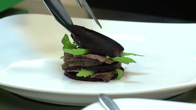 Gustul Revelionului intr-un restaurant de lux. Cat costa meniul de 5 stele cu scoici si caviar