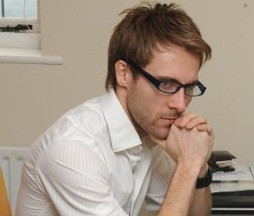 "Vreau sa imi fac relatia cu profesoara mea publica, insa ea refuza". Drama unui tanar