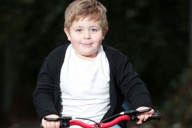 "Este bine, pur si simplu refuza sa moara". O femeie a aflat acum 3 ani ca fiul mai traieste 6 luni