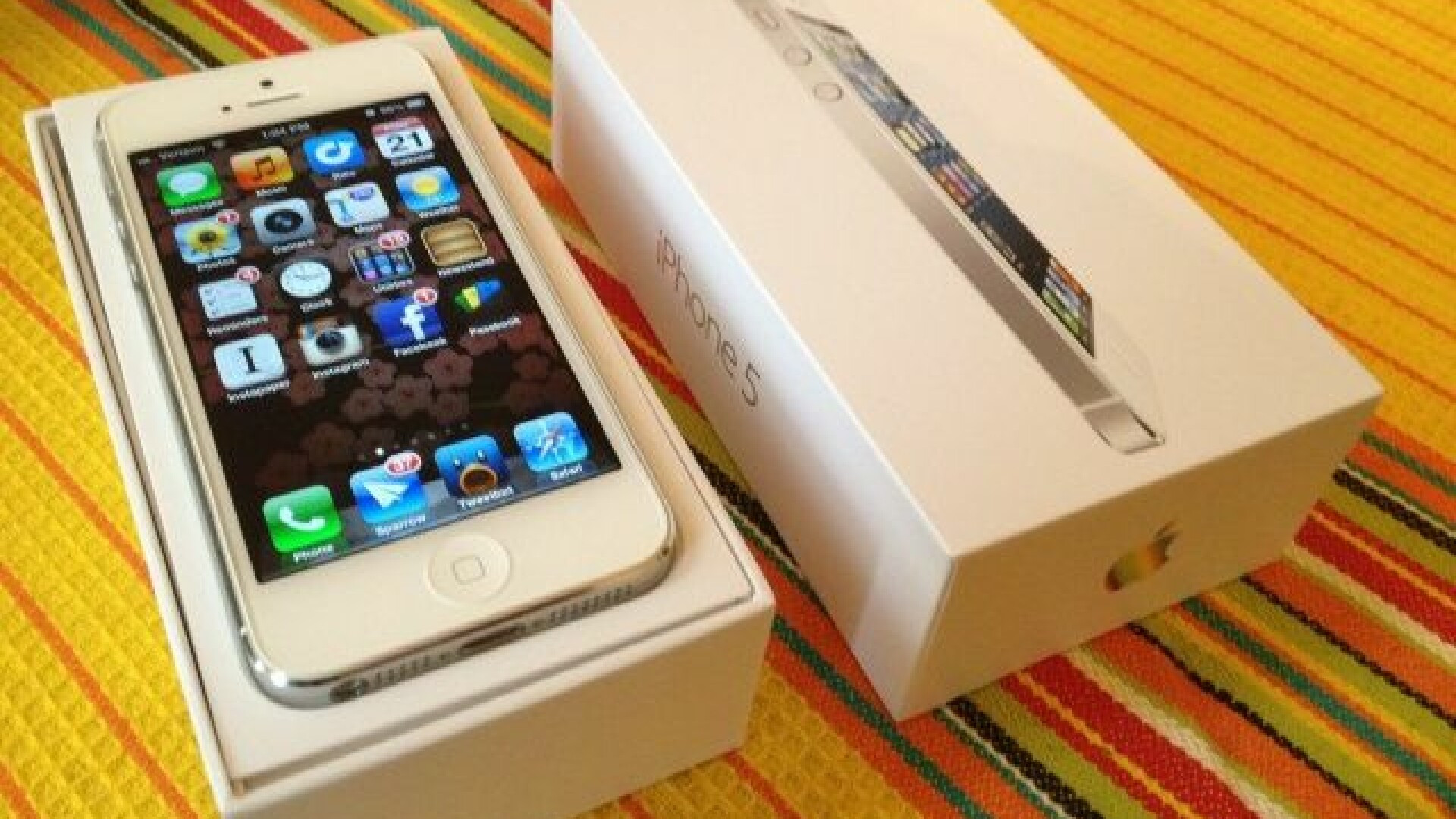 La 13 ani, a primit mult doritul iPhone. Nu inainte de-a semna contractul fabulos scris de mama lui