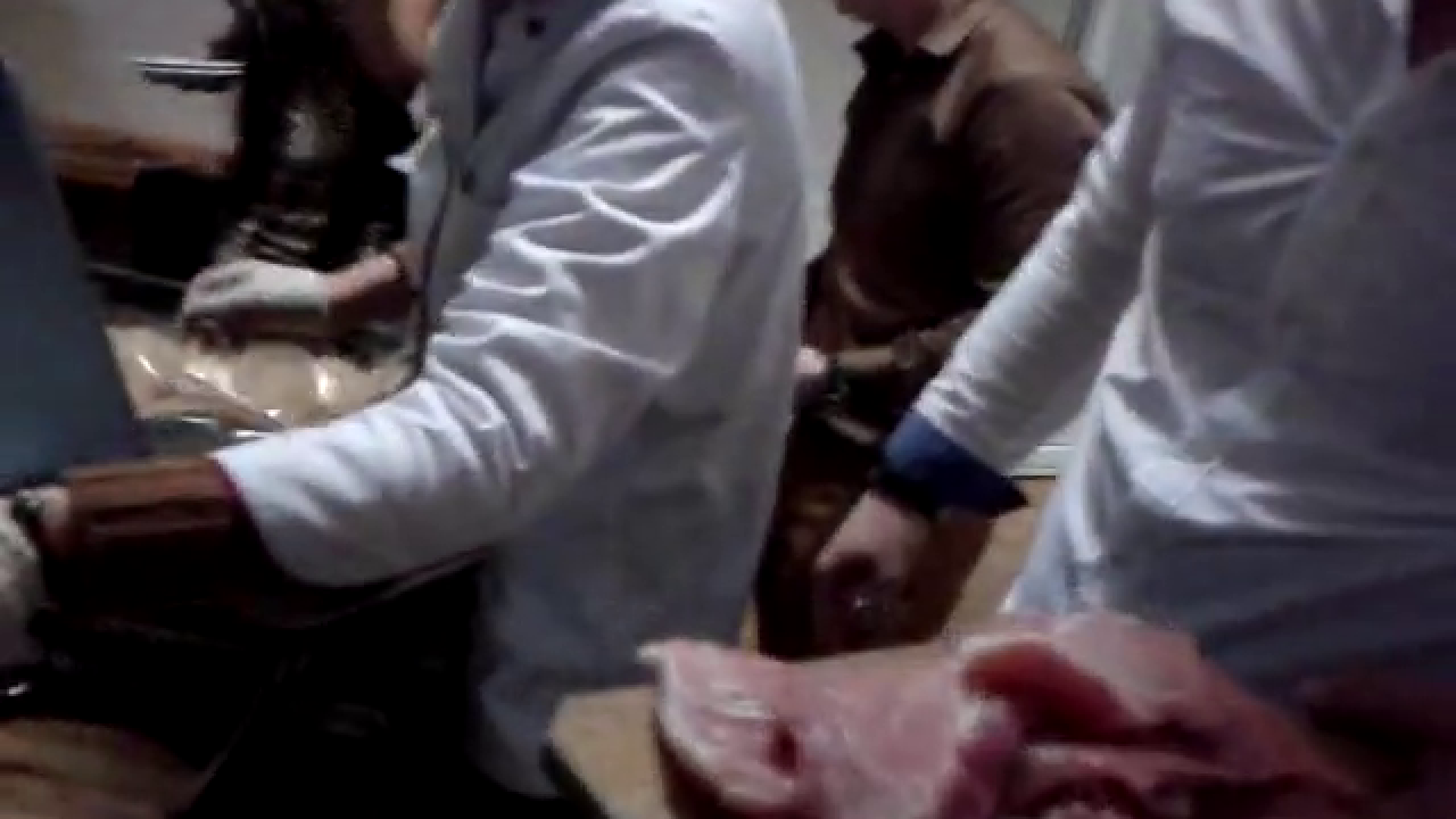 Momentul in care cei 600 de olteni furiosi intra in restaurant in seara de Revelion. VIDEO