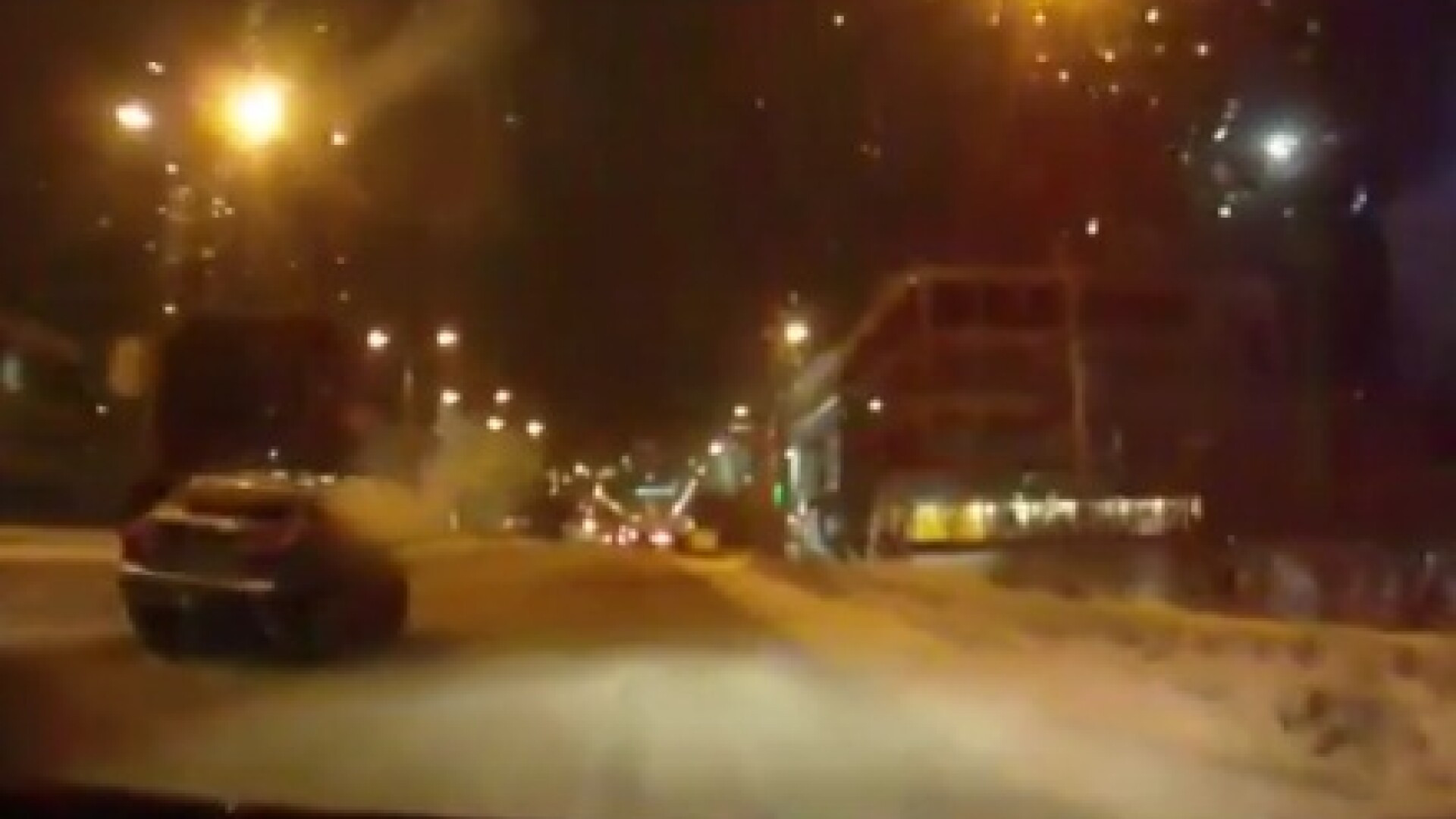 VIDEO. Revelion la limita legii in Rusia. Cum s-au distrat in trafic cativa tineri