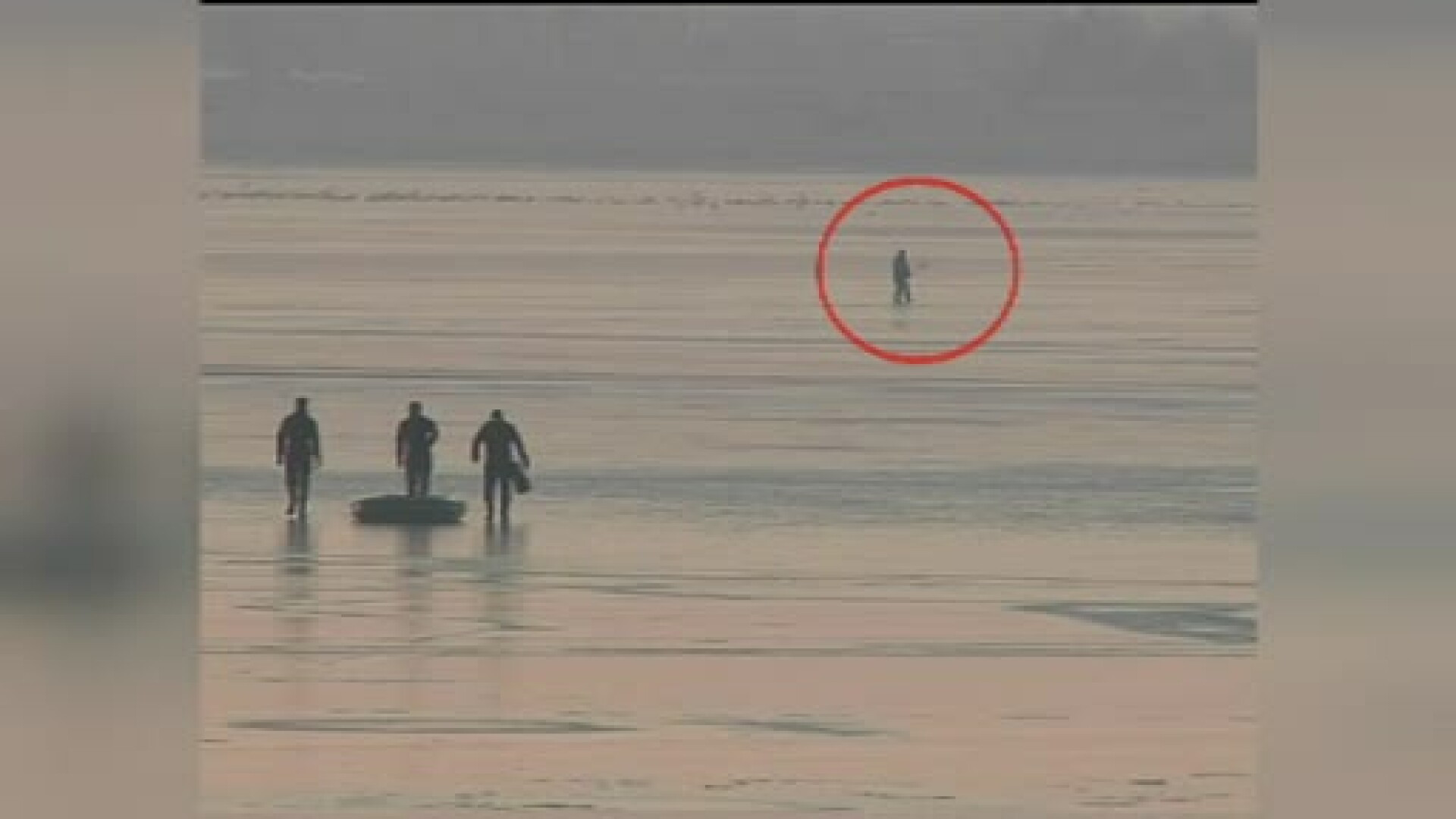 La plimbare pe gheata de pe lacul Ciurel. Autoritatile chemate sa-l salveze, intampinate cu ocari