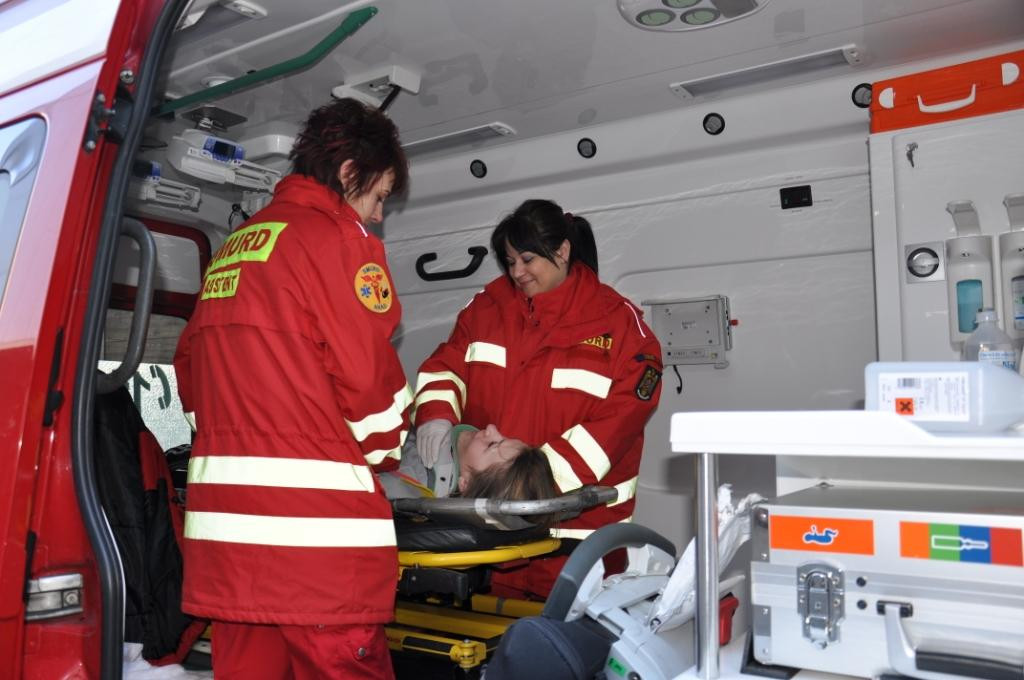 Doua persoane au fost ranite dupa ce un TIR a derapat si a fost lovit de un tren
