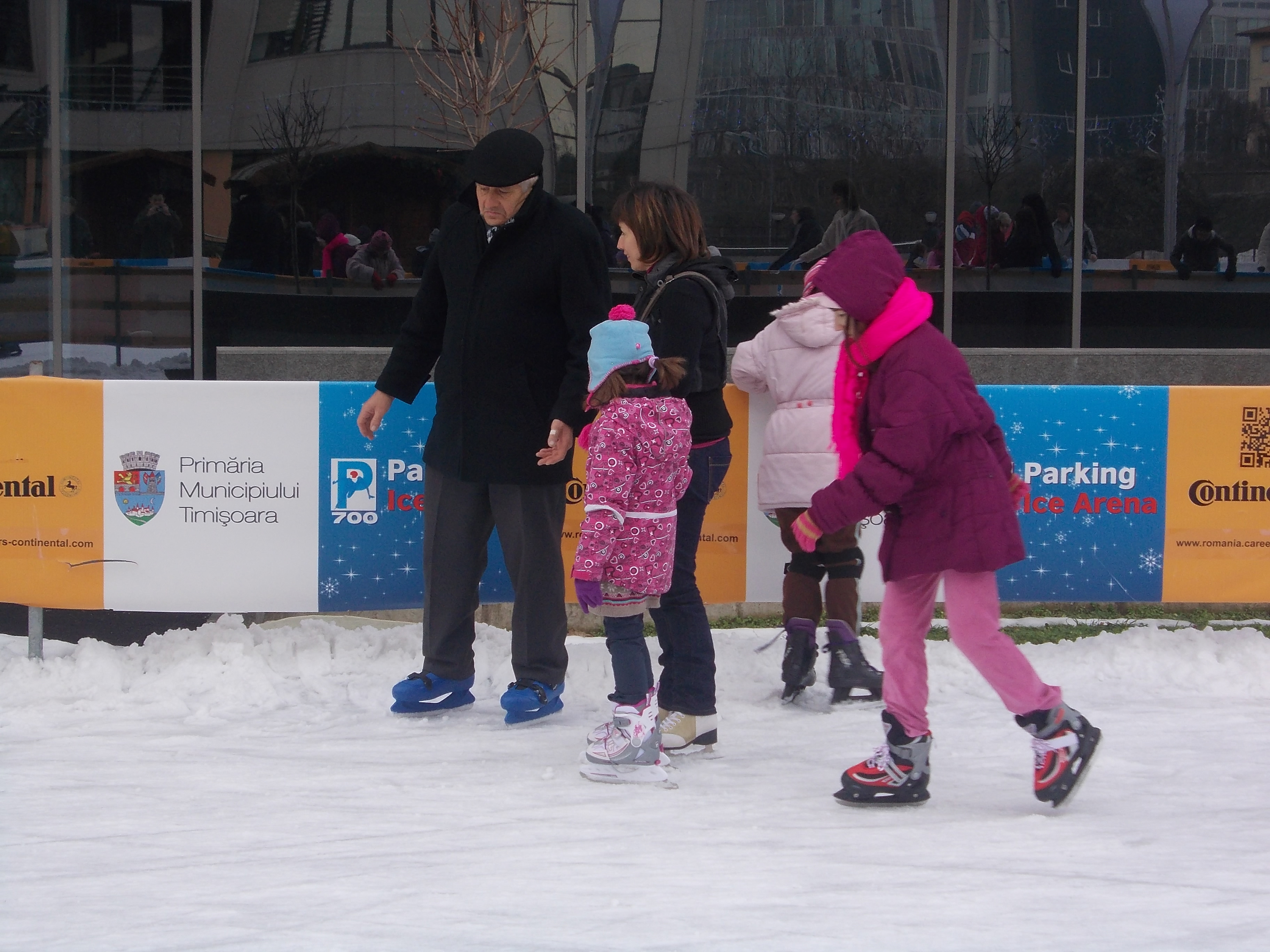 Distractie pe gheata. Timisoreni de toate varstele au venit la patinoar dupa sarbatori