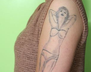 "Am platit ca sa ma desfigureze pe viata". Ce a vrut de fapt sa-si tatueze pe brat aceasta tanara