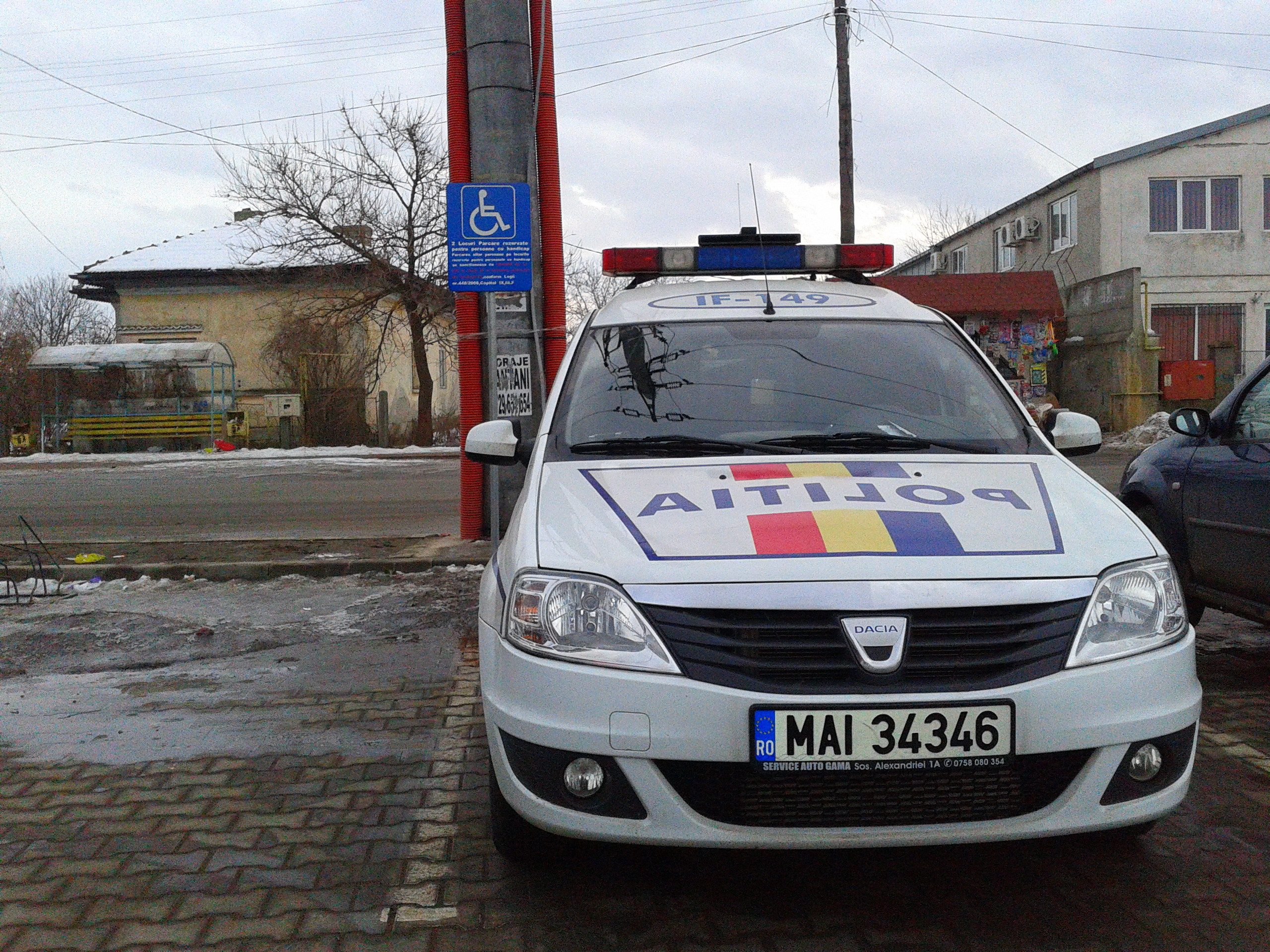 FOTO. Locul interzis in care a parcat soferul acestei masini de politie
