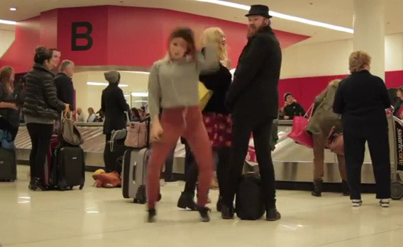 Imaginile vizualizate de peste 1 milion de ori in 6 zile. Ce face o tanara intr-un aeroport. VIDEO