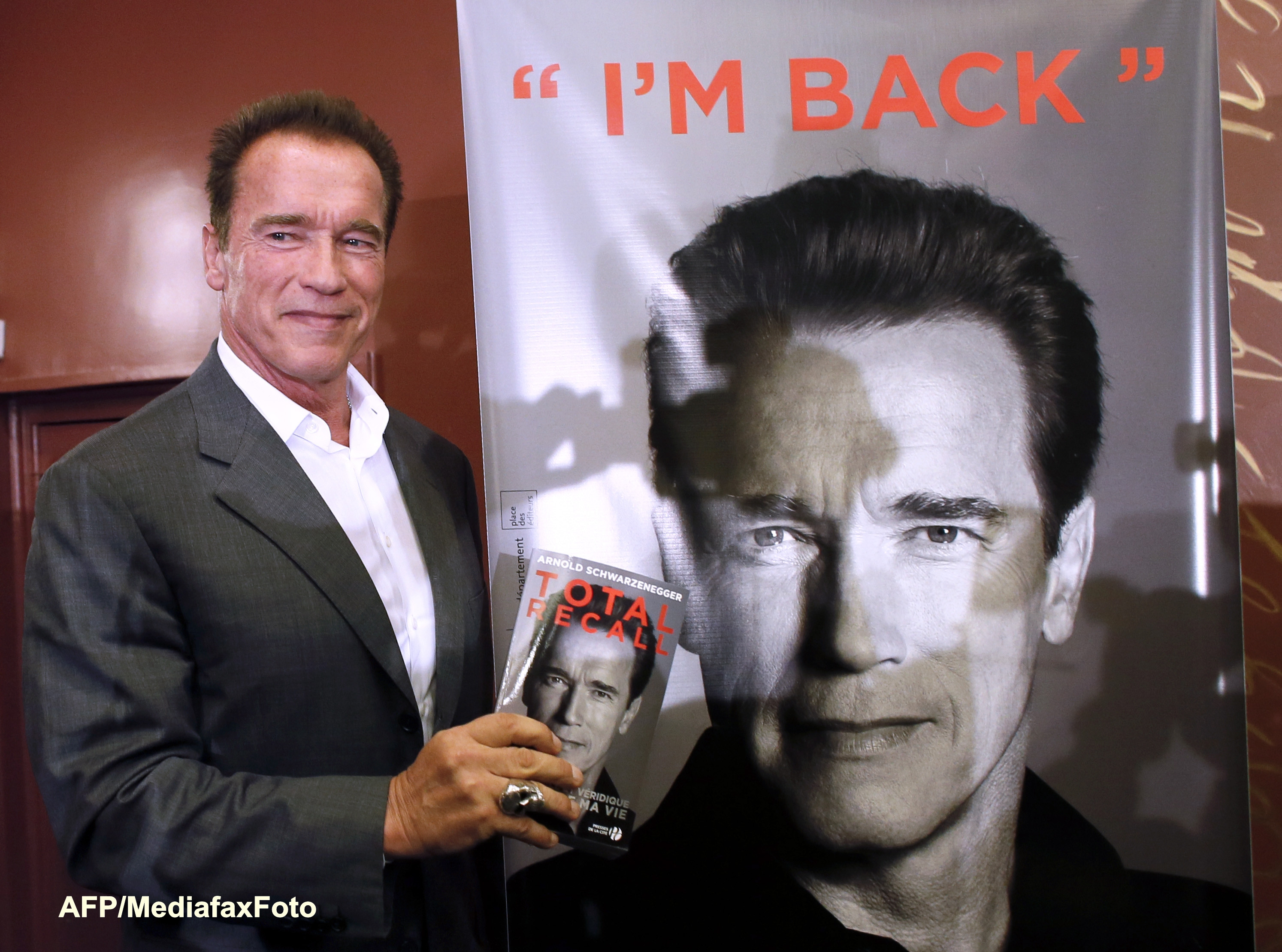 Arnold Schwarzenegger este proprietarul unui tanc si distruge masini vechi cu el. VIDEO