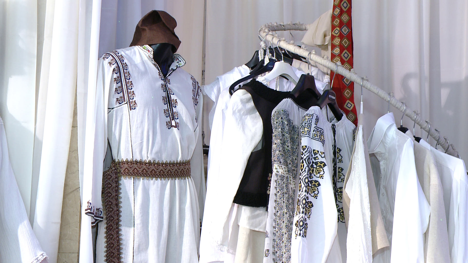 Rochii de mireasa inedite.Designerii promoveaza portul popular romanesc. Cum arata o asemenea tinuta