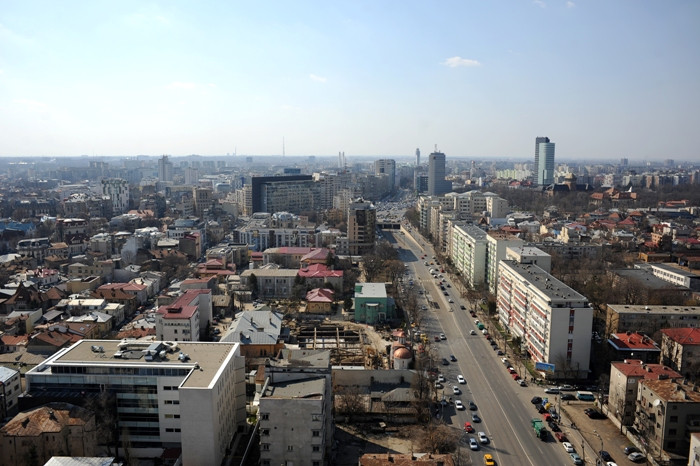 Un barbat ameninta ca se arunca de la etajul noua al unui bloc din centrul Capitalei